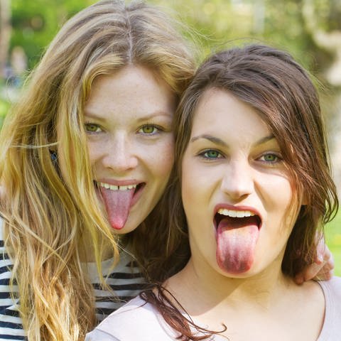Zwei Teenager strecken ihre Zungen heraus (Foto: IMAGO, Imago)