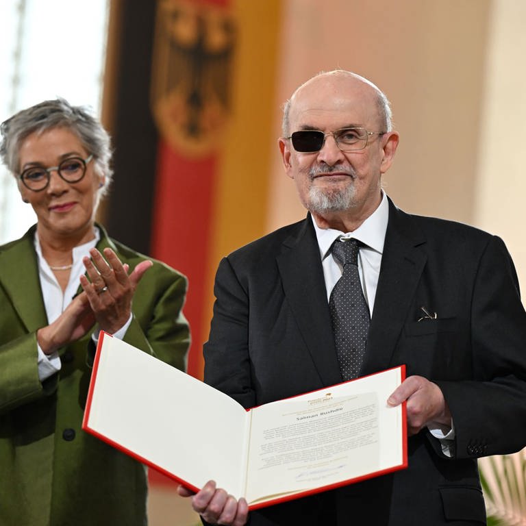 Verleihung des Friedenspreises 2023 an Salman Rushdie: der Autor mit Urkunde (Foto: picture-alliance / Reportdienste, picture alliance/dpa | Arne Dedert)