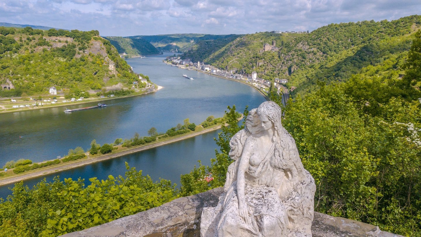 Steinskulptur der Loreley mit Blick auf das Mittelrheintal und den Loreley-Felsen (Foto: IMAGO, IMAGO / Panthermedia)