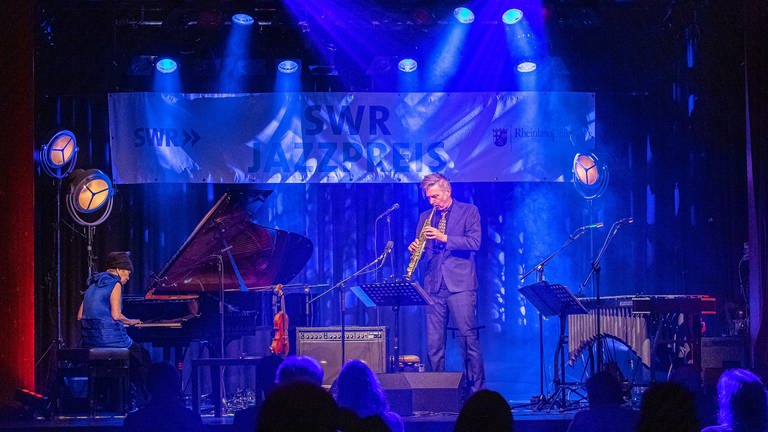 Beim SWR Preisträgerkonzertkonzert  Konzert 2020 trat Tenorsaxofonist Daniel Erdmann mit seinem Trio „Velvet Revolution“ und im Duo mit der Pianistin Aki Takase auf. (28.11.2020, Ludwigshafen) (Foto: SWR, Foto: Paul Gärtner)