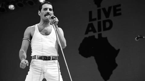 Queen-Frontmann Freddie Mercury beim Live-Aid-Konzert 1985 (Foto: picture-alliance / Reportdienste, picture alliance / Photoshot)