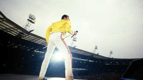 Queen-Frontmann Freddie Mercury im Wembley Stadion 1985 (Foto: picture-alliance / Reportdienste, picture alliance / Avalon.red)