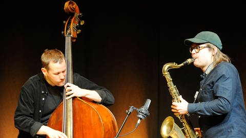 Die schwedischen Jazz-Bassist Petter Eldh mit Otis Sandsjö (ts.) in der Essener Philharmonie (20.1.2022) (Foto: IMAGO, Sven Thielman)