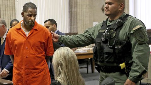 Sänger R. Kelly vor Gericht in einem Gefängnisanzug (Foto: dpa Bildfunk, picture alliance / ZUMAPRESS.com)