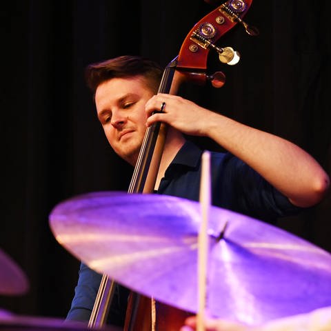 Franz Blumenthal spielt Kontrabass (Foto: SWR, Kristina Schäfer)
