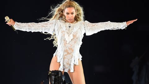 Beyoncé in einem weißen Glitzerkleid bei einer Performance (Foto: picture-alliance / Reportdienste, picture alliance / AP Images)