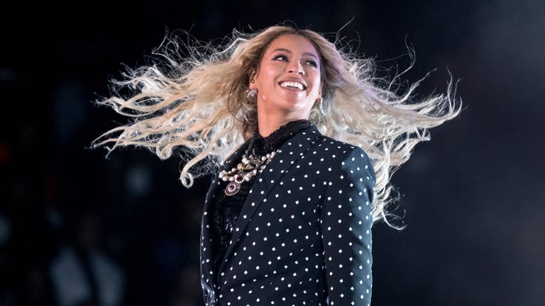 Beyoncés blondierte Haare fliegen bei einer Drehung auf der Bühne (Foto: picture-alliance / Reportdienste, picture alliance / AP Photo)