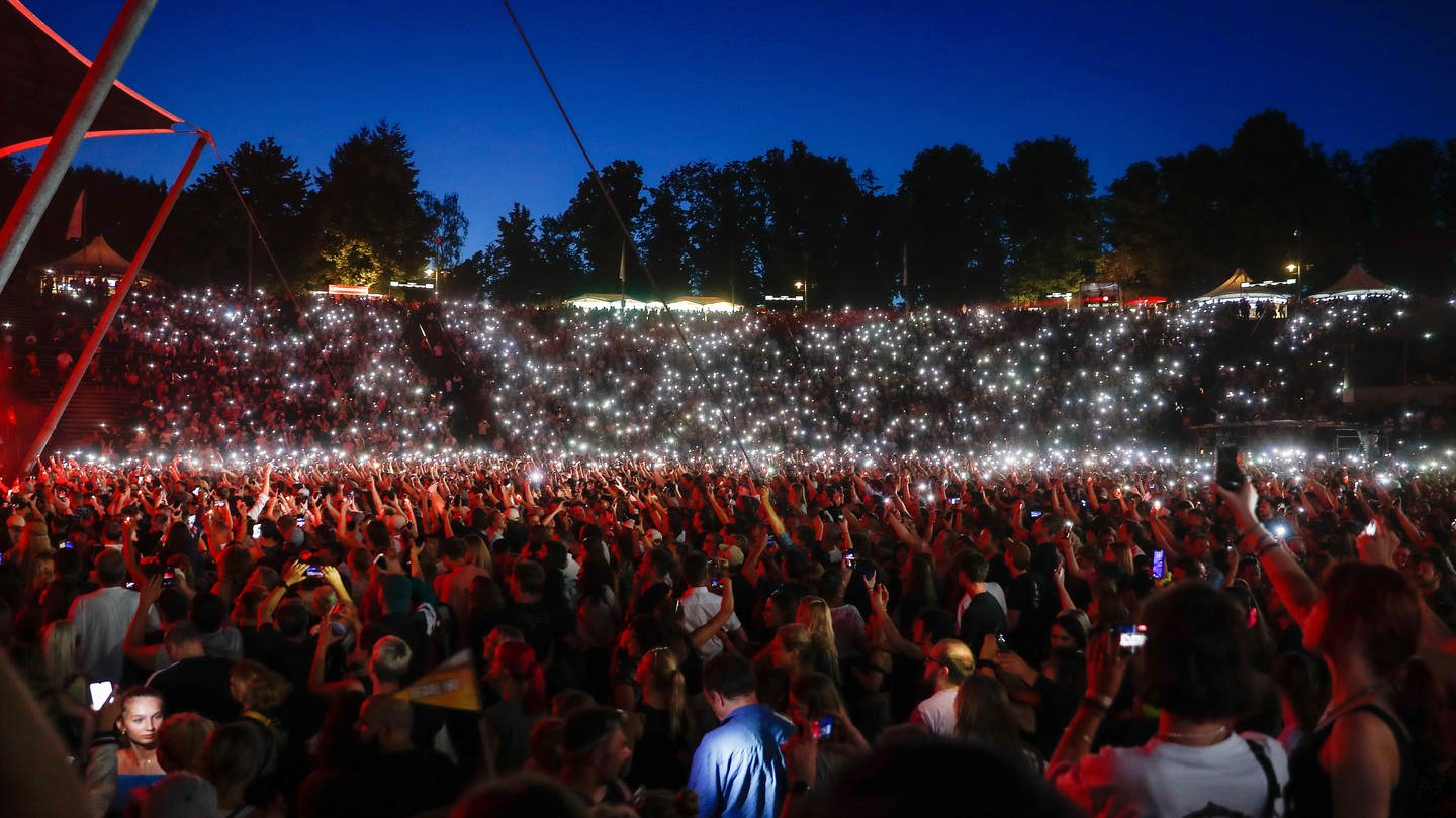 Zuschauer leuchten bei dem Konzert der Band Seeed mit ihren Handy-Taschenlampen in der Wuhlheide. (Foto: picture-alliance / Reportdienste, Gerald Matzka)