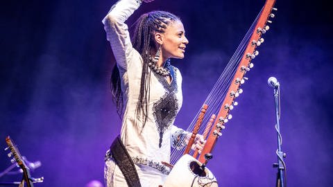 Sona Jobarteh, die erste weibliche Kora-Spielerin Westafrikas, eröffnet das Enjoy Jazz Festival 2022 am 2. Oktober im Schloss Heidelberg (Foto: Pressestelle, Enjoy Jazz 2022)