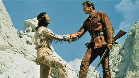 Winnetou und Old Shatterhand geben sich die Hand im Film aus den 1960ern. (Foto: IMAGO, IMAGO / Allstar)