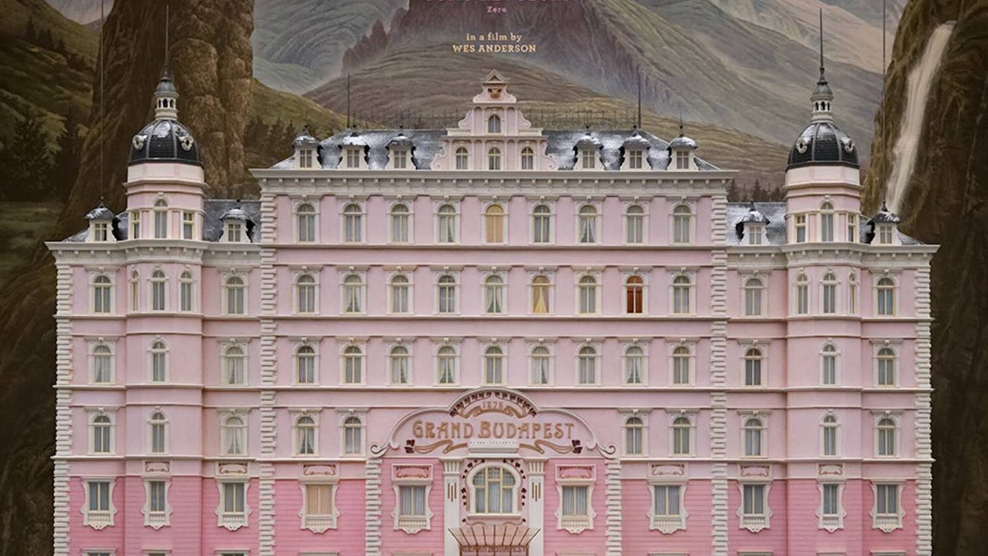 Ein altes, aber luxuriöses Hotel mit pinker Fassade und der Aufschrift 