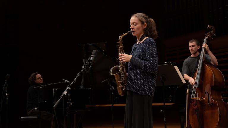 Kristina Shamgunova spielt Saxofon im Philip Weyand Quartett (Foto: SWR)