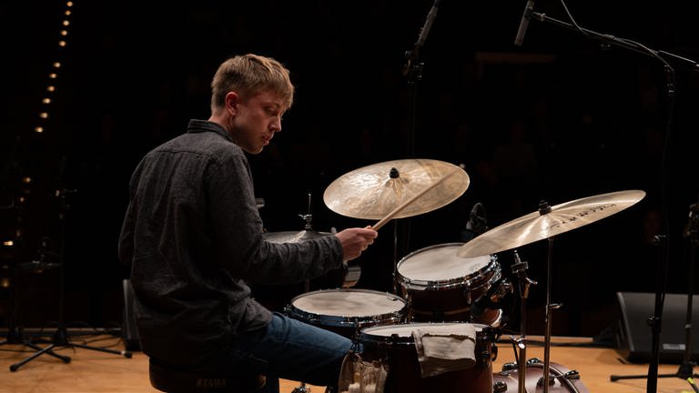 David Giesel spielt Schlagzeug (Foto: SWR, Julian Camargo)