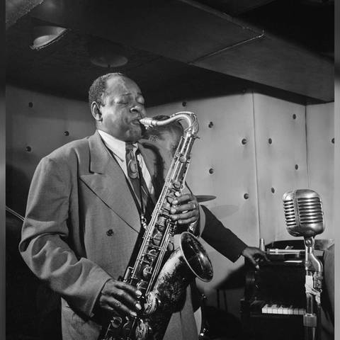 Auf dem Bild ist Coleman Hawkins mit seinem Saxofon zu sehen. (Aufnahmedatum 1947) (Foto: IMAGO, Foto: William P. Gottlieb)