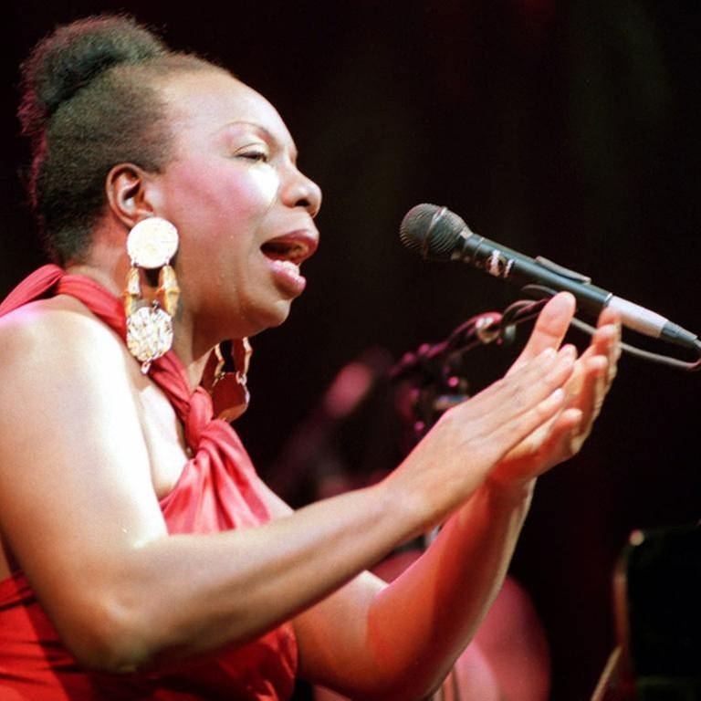 Die amerikanische Jazz-Sängerin Nina Simone tritt am 22.10.1991 in Paris auf (Foto: picture-alliance / Reportdienste, picture-alliance / dpa - epa afp Guay)
