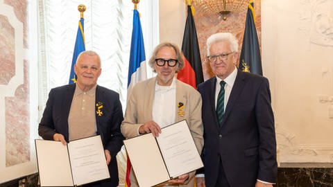 Ministerpräsident Winfried Kretschmann (r.), Prof. Udo Dahmen (M.) und Prof. Hubert Wandjo (l.) mit den Verdienstorden des Landes (Foto: Pressestelle, Staatsministerium Baden-Württemberg)
