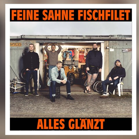 CD-Cover „Alles glänzt“ von Feine Sahne Fischfilet  (Foto: Pressestelle, Plattenweg Tonträger)