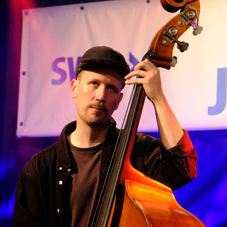 SWR Jazzpreiskonzert am 10. Oktober im Kulturzentrum dasHaus in Ludwigshafen: Das Trio Enemy  mit Petter Eldh (Kontrabass), Kit Downes (Klavier) und James Maddren (Schlagzeug) (Foto: SWR)