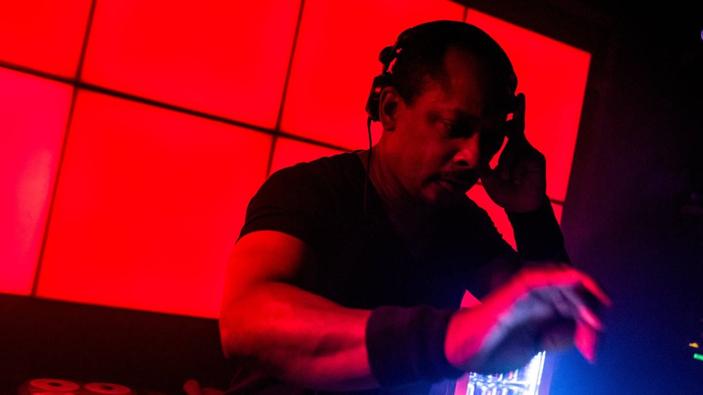 DJ und Produzent Derrick May legt auf, 2014 (Foto: picture-alliance / Reportdienste, Photoshot)