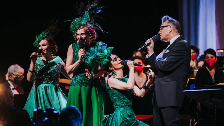 Zucchini Sistaz und Götz Alsmann auf der Bühne (Foto: SWR, Lena Semmelroggen)
