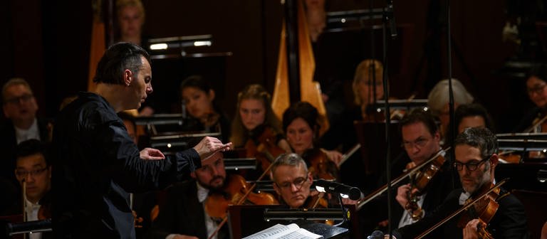 Teodor Currentzis leitet das SWR Symphonieorchester in der Stuttgarter Liederhalle (Foto: SWR, wpsteinheisser)
