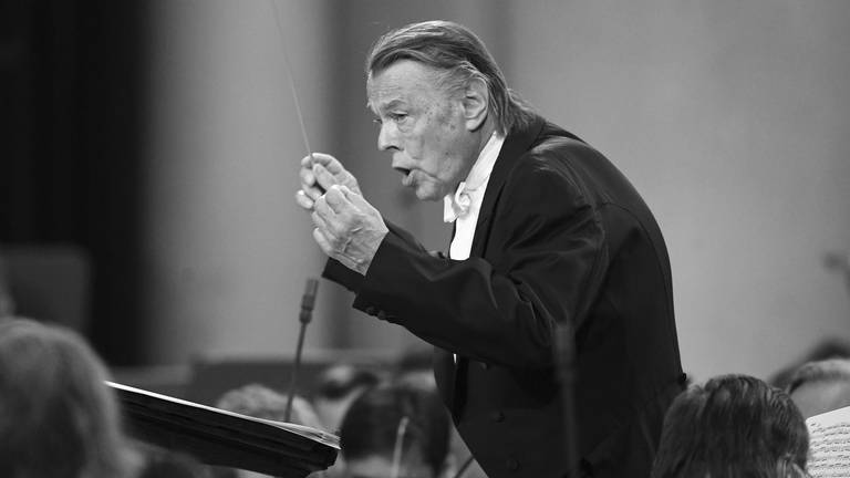 Der Dirigent Mariss Jansons, in schwarzweiß (Foto: dpa Bildfunk, Alexei Danichev/Sputnik)