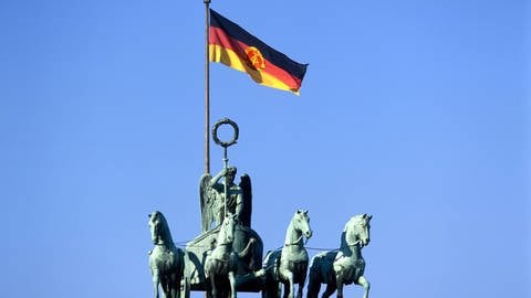 Quadriga mit DDR-Nationalflagge auf dem Brandenburger Tor in Berlin (Foto: IMAGO, imago images / SMID)