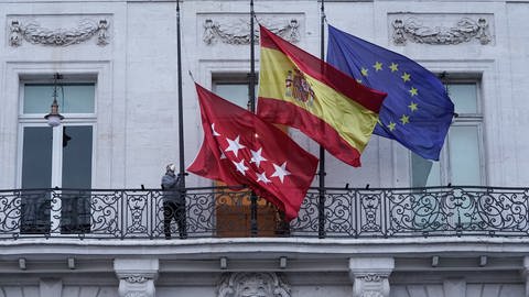 Flaggen der Region Madrid, Spaniens und der Europäischen Union am 30. März auf Halbmast (Foto: picture-alliance / Reportdienste, Comunidad De Madrid)