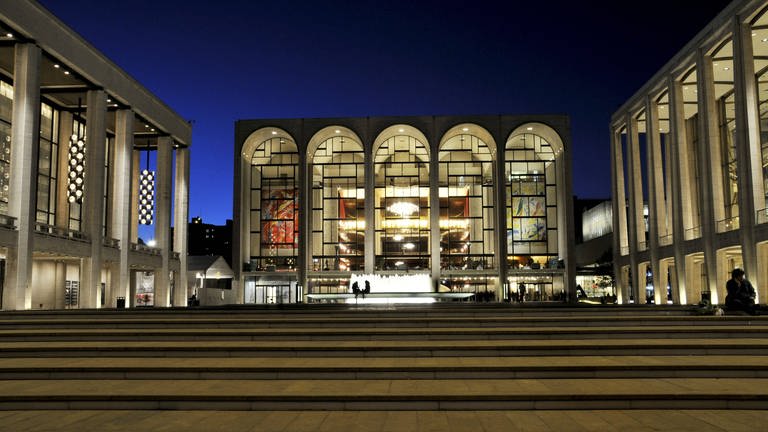 Die Metropolitan Opera New York bei Nacht (Foto: IMAGO, imago images / imagebroker)