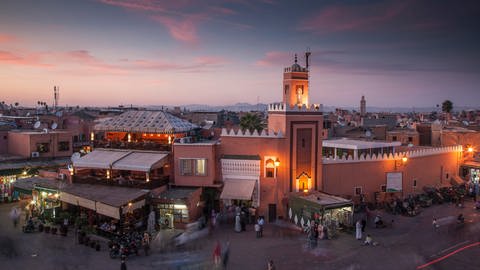 Menschenmenge in der Nacht in Jamaa el Fna, Marrakesch, Marokko (Foto: picture-alliance / Reportdienste, picture alliance / Bildagentur-online/Blend Images | Blend Images/ac Property releaseoductions)