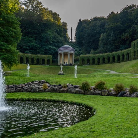 Historische barocke Gartenanlagen in Kleve, aus dem 17. Jahrhundert mit Springbrunnen vorne links und einem Pavillon in der Mitte hinten, Hintergrund ist Rasen (Foto: imago images, Foto:  Jochen Tack)