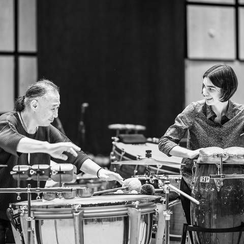 ISANIE Percussion Duo auf der Bühne inmitten von Instrumenten (Foto: Pressestelle, © Andreas Orban)