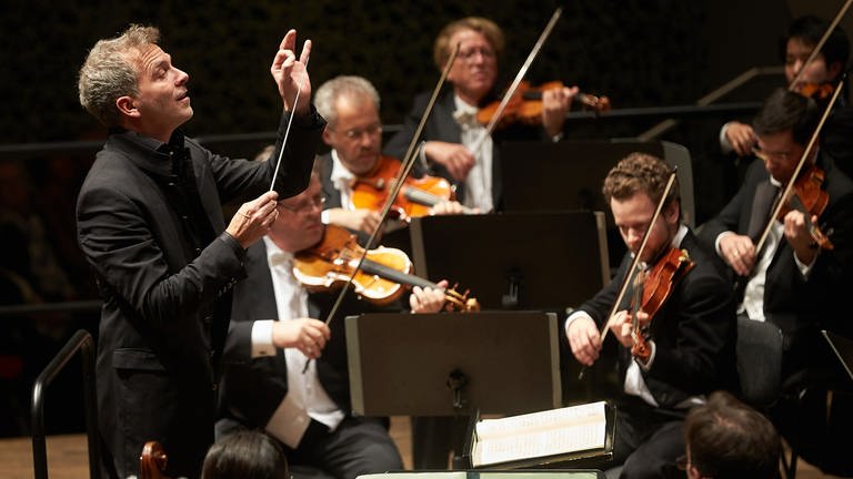 Dirk Kaftan dirigiert das Beethoven Orchester Bonn  (Foto: IMAGO, Thomas Frey)