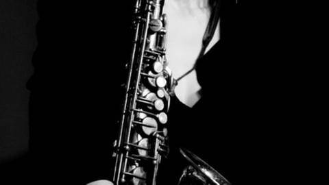 JUnge Frau mit einem Saxophon vor sich  schwarz-weiß Bild (Foto: SWR, Alexandra Lehmler - Alexandra Lehmler)