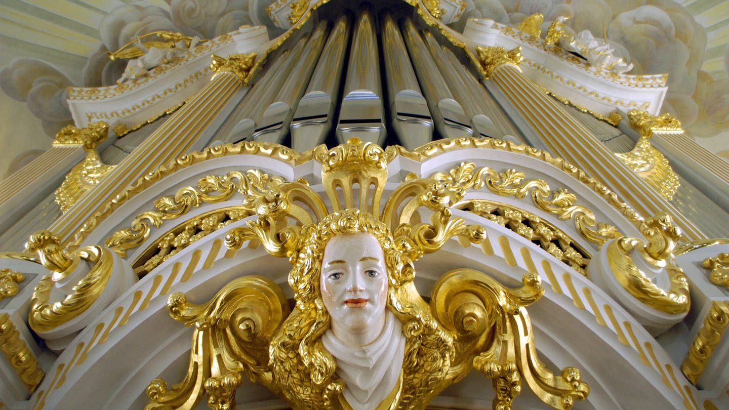 Orgel über dem Altarraum in der Dresdner Frauenkirche (Foto: IMAGO, epd-bildx/xNorbertxNeetz)
