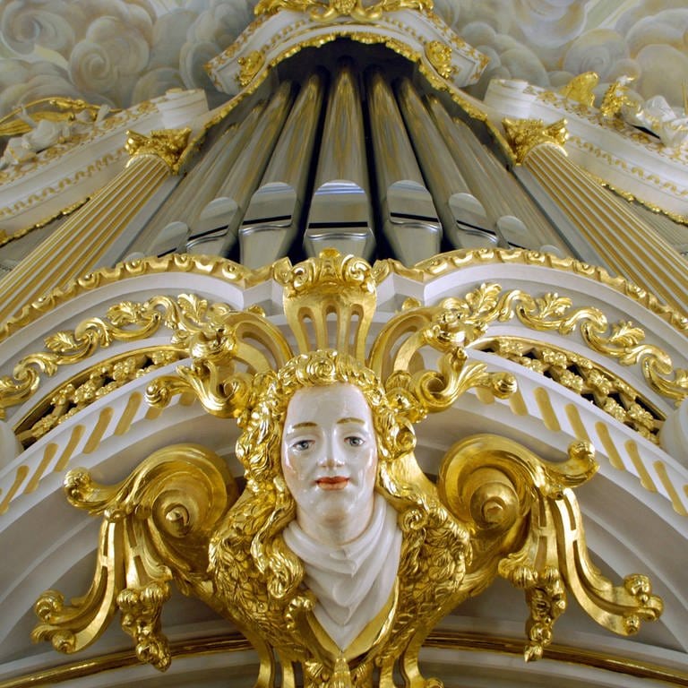 Orgel über dem Altarraum in der Dresdner Frauenkirche (Foto: IMAGO, epd-bildx/xNorbertxNeetz)