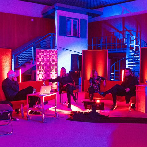 Das SWR-Hörspielstudio im Funkhaus Stuttgart ist nur im roten und blauen Licht erleuchtet und soll an die Atmosphäre des Bix Jazzclubs erinnern. (Foto: SWR, Paul Gärtner )