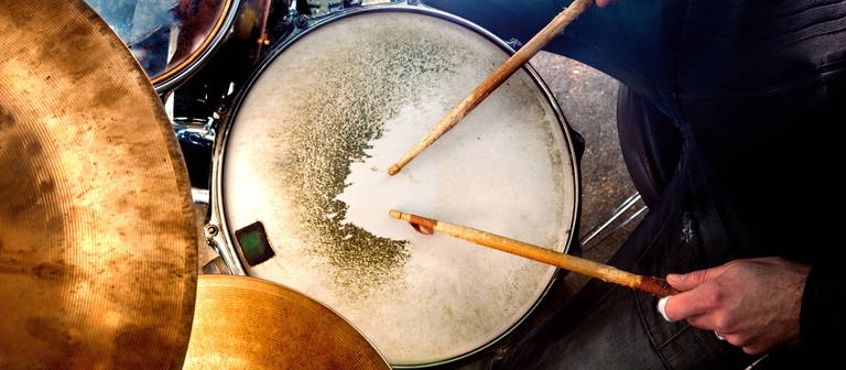Mann spielt Schlagzeug - Vogelperspektive (Foto: IMAGO, IMAGO / YAY Images)