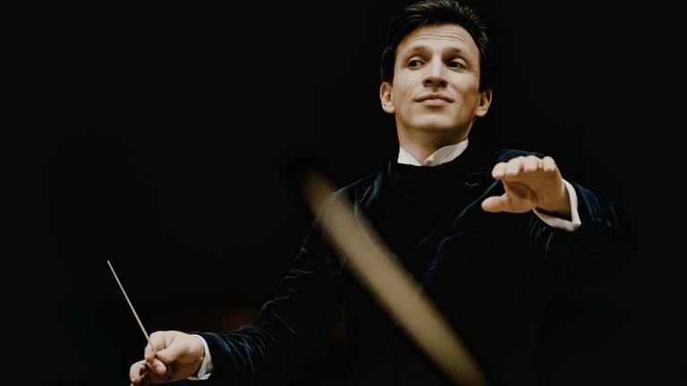 Cornelius Meister, Generalmusikdirektor Staatsoper Stuttgart, am Dirigentenpult (Foto: Pressestelle, © Marco Borggreve)