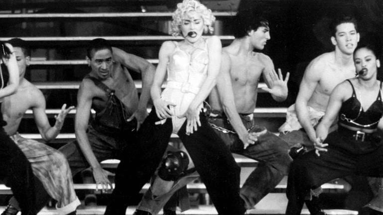 Auch abseits der Künste schaffte Madonna es immer wieder, Wellen zu schlagen. Als sie 1994 in der berühmten "Late Night Show" von David Letterman zu Gast war, rauchte sie Zigarre und schenkte dem sich (Foto: dpa / imago -)