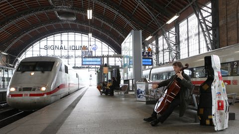 Der Cellist Alban Gerhardt spielt am 21.05.2013 im Bahnhof Dammtor in Hamburg. (Foto: picture-alliance / Reportdienste, Foto: Christian Charisius)