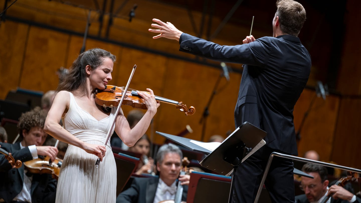 Die Violonistin Alina Pogostkina mit Duncan Ward, dem Dirigenten vom Staatsorchester Stuttgart (Foto: Pressestelle, ©Holger Schneider)