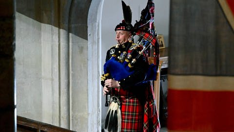 Paul Burns, Dudelsackpfeifer des britischen Souveräns, beschließt die Trauerfeier für Königin Elisabeth II. in der Westminster Abbey. (Foto: picture-alliance / Reportdienste, ASSOCIATED PRESS | Gareth Cattermole)