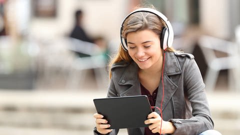 Teenager am Tablet mit Kopfhörern (Foto: IMAGO, IMAGO / ZUMA Wire)