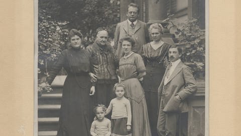 Max Reger mit Familie im Garten des Hauses Senfter. (Foto: Meininger Museen)