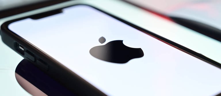 Apple iPhone mit Logo (Foto: IMAGO, Lobeca)