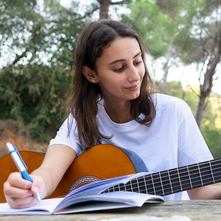 Symbolbild eine komponierende Jugendliche (Foto: IMAGO, IMAGO /  Addictive Stock)