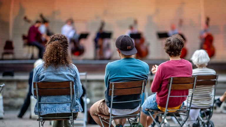 Junge Menschen bei Klassik-Konzert (Dresden, 2020) (Foto: IMAGO, Thomas Eisenhuth)