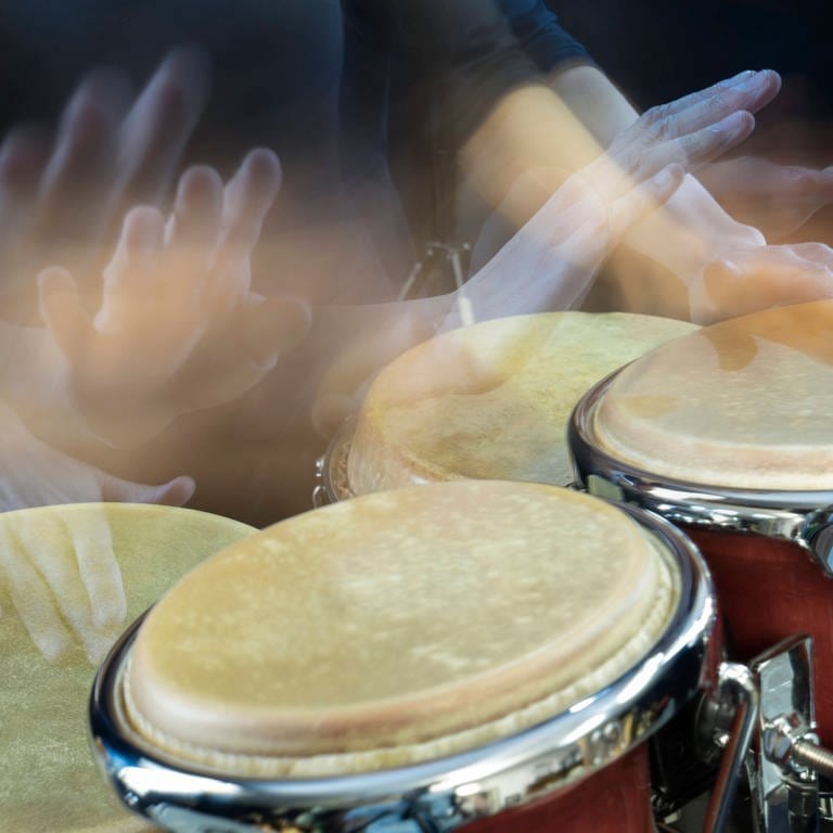 Hände trommeln schnell im Rhythmus (Foto: IMAGO, Imago / Westend61)