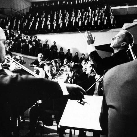 Herbert von Karajan dirigiert Beethovens  9. Synfonie im Jahr 1980 (Foto: IMAGO, xCourtesyxEverettxCollectionx TBDGRPE EC007)